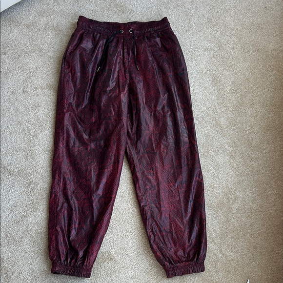 Women’s Nike Windbreaker Red Snakeskin size Small Lightweight Joggers Running - Picture 3 of 6
